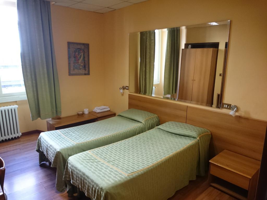 רומא Hotel Urbis מראה חיצוני תמונה